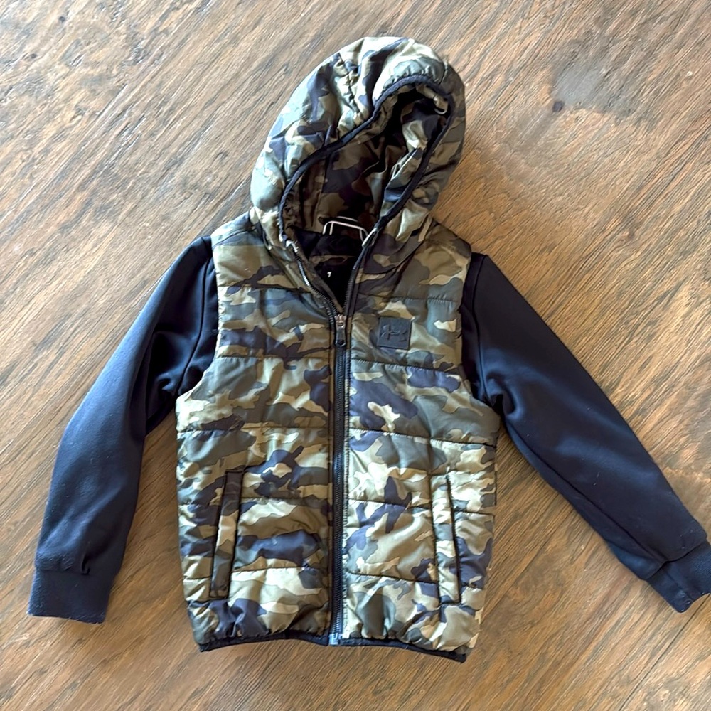 Under Armour size 7 camo hooded vest jacket